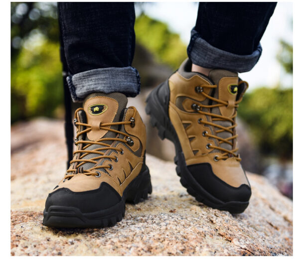 Outdoor climbing shoes